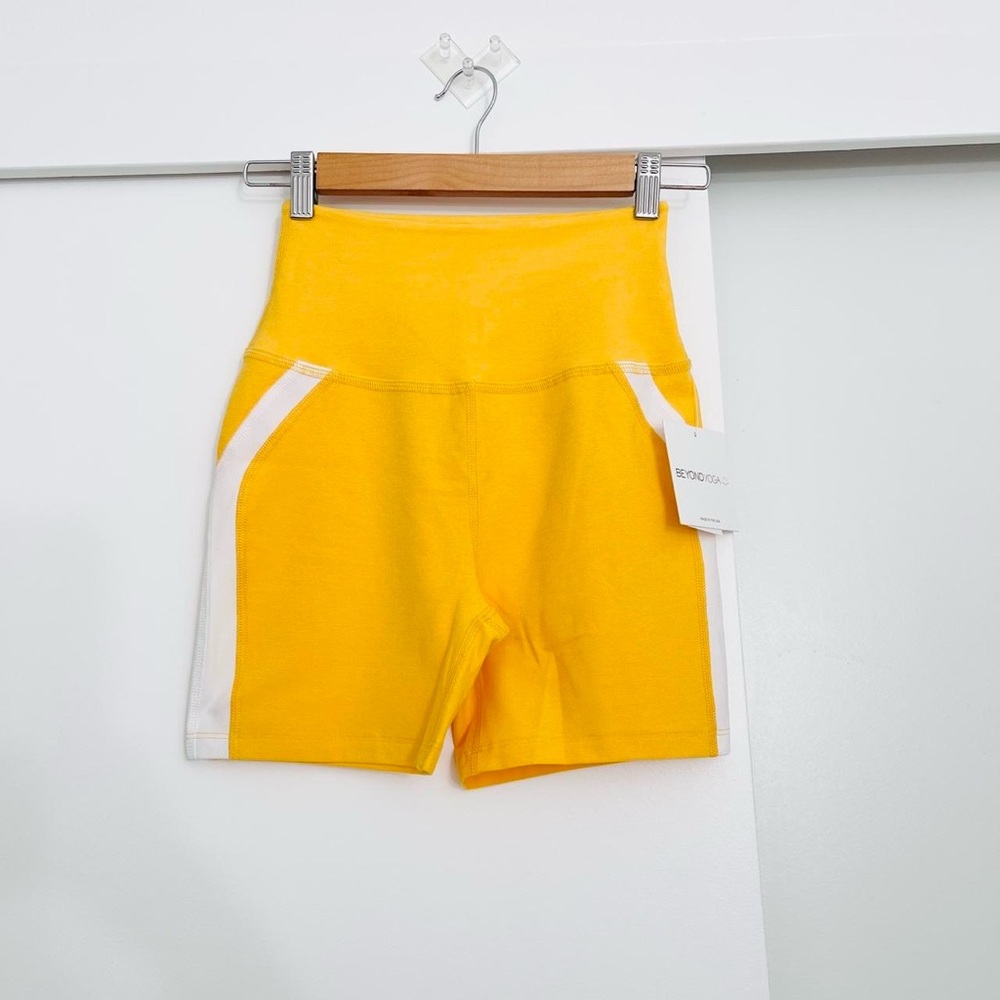NWT Beyond Yoga Spacedye Top Line Biker Shorts Sunflower Heather/Cloud White XL - Picture 1 of 4
